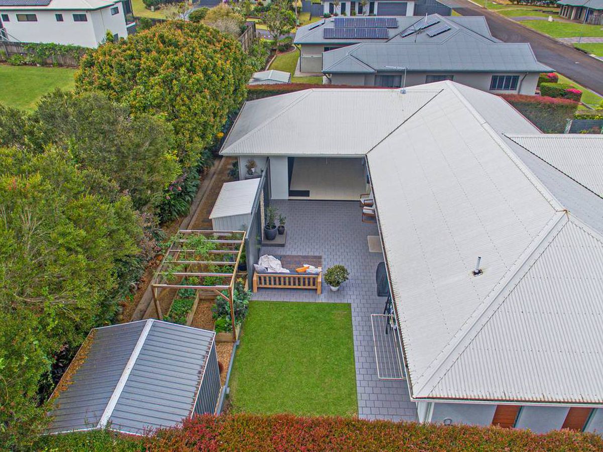 16 MITCHELL DRIVE, Atherton