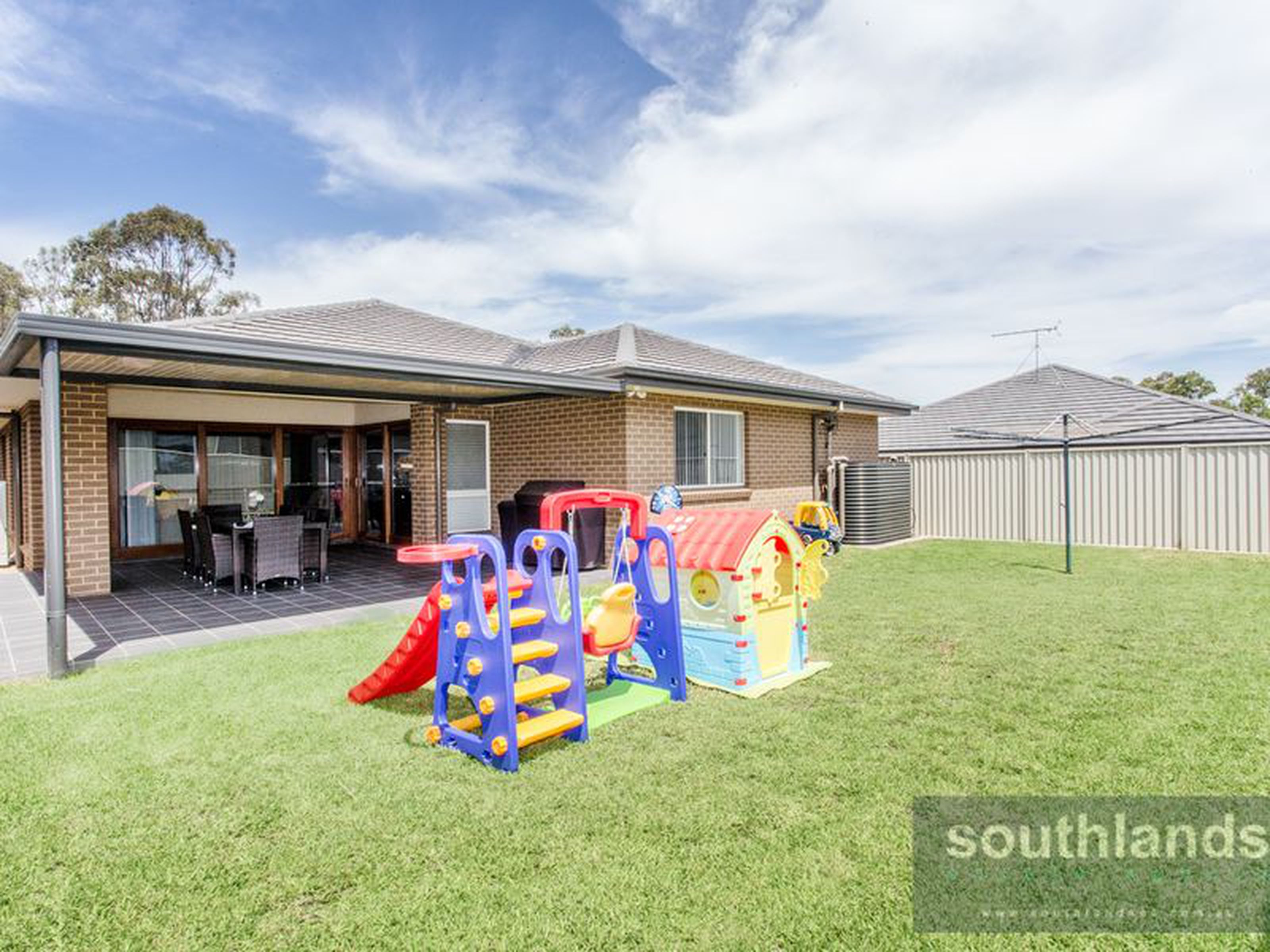 17 Equestrian Circuit, CLAREMONT MEADOWS