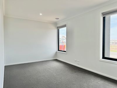 30 Camfield Crescent, Mambourin
