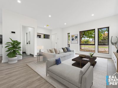 2 / 7 Young Road, Hallam