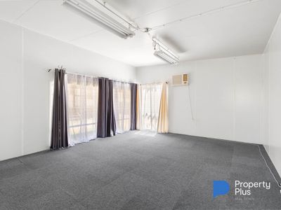 19 Mackenzie Street West, Golden Square