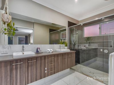 2 Lefroy Court, Warner