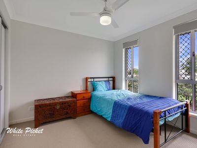 1 / 12 Wisteria Avenue, Ooralea Waters