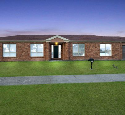 2 REDFERN WAY, Pakenham