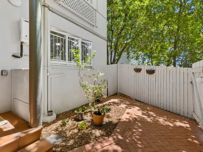 2/9 Lockhart Street, Woolloongabba