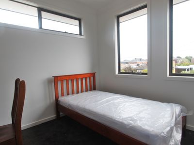 1 / 4 Harlington Street, Clayton