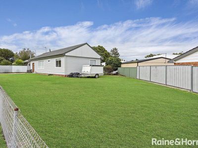 2 Deakin Street, Oak Flats