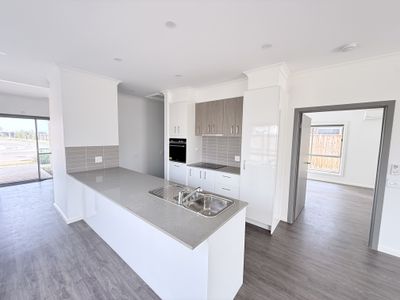 85 Plane Avenue, Mambourin