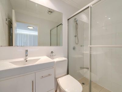 2 / 4 Locke Street, Southport