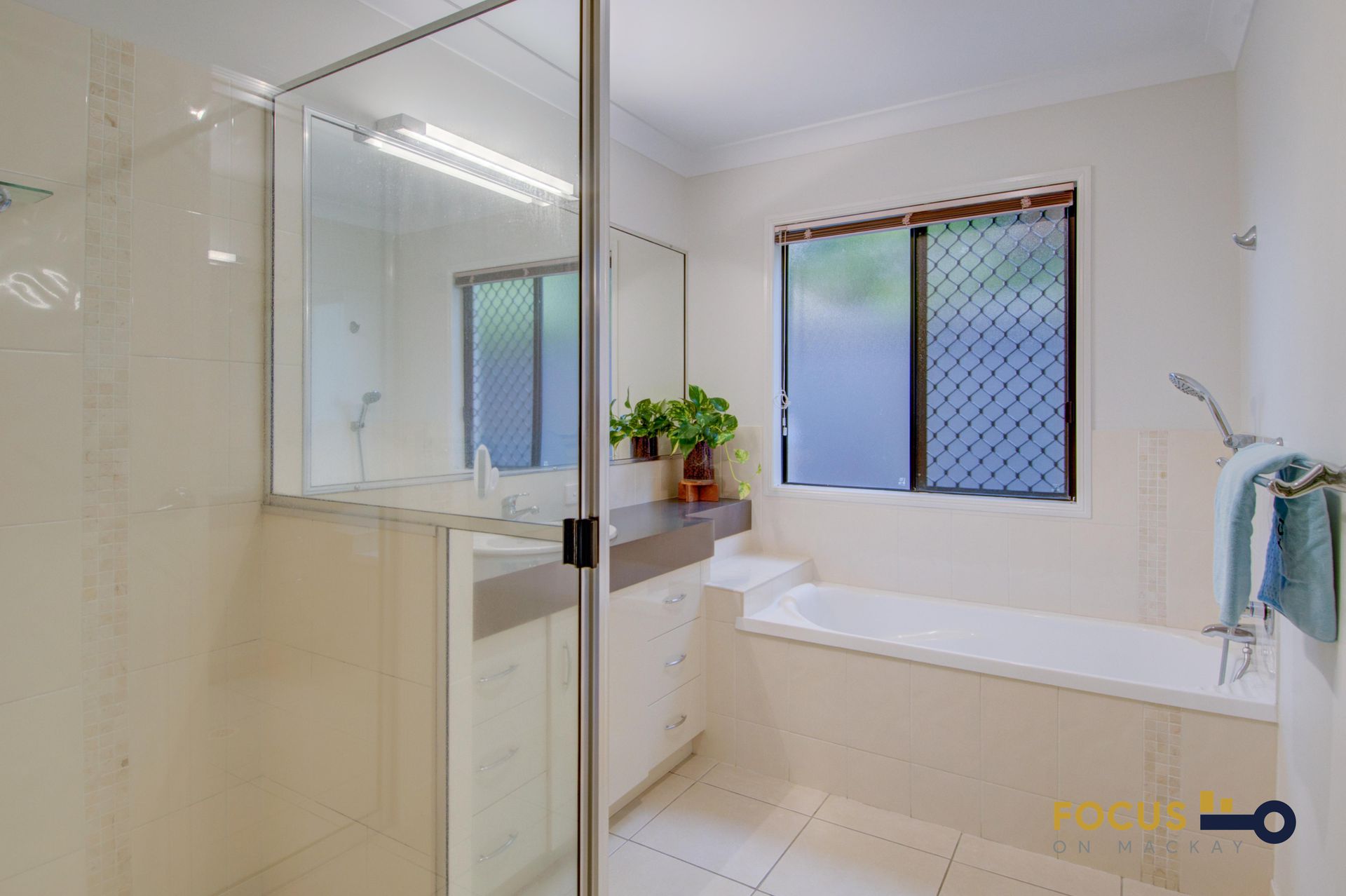 1 Gingham Street, Glenella