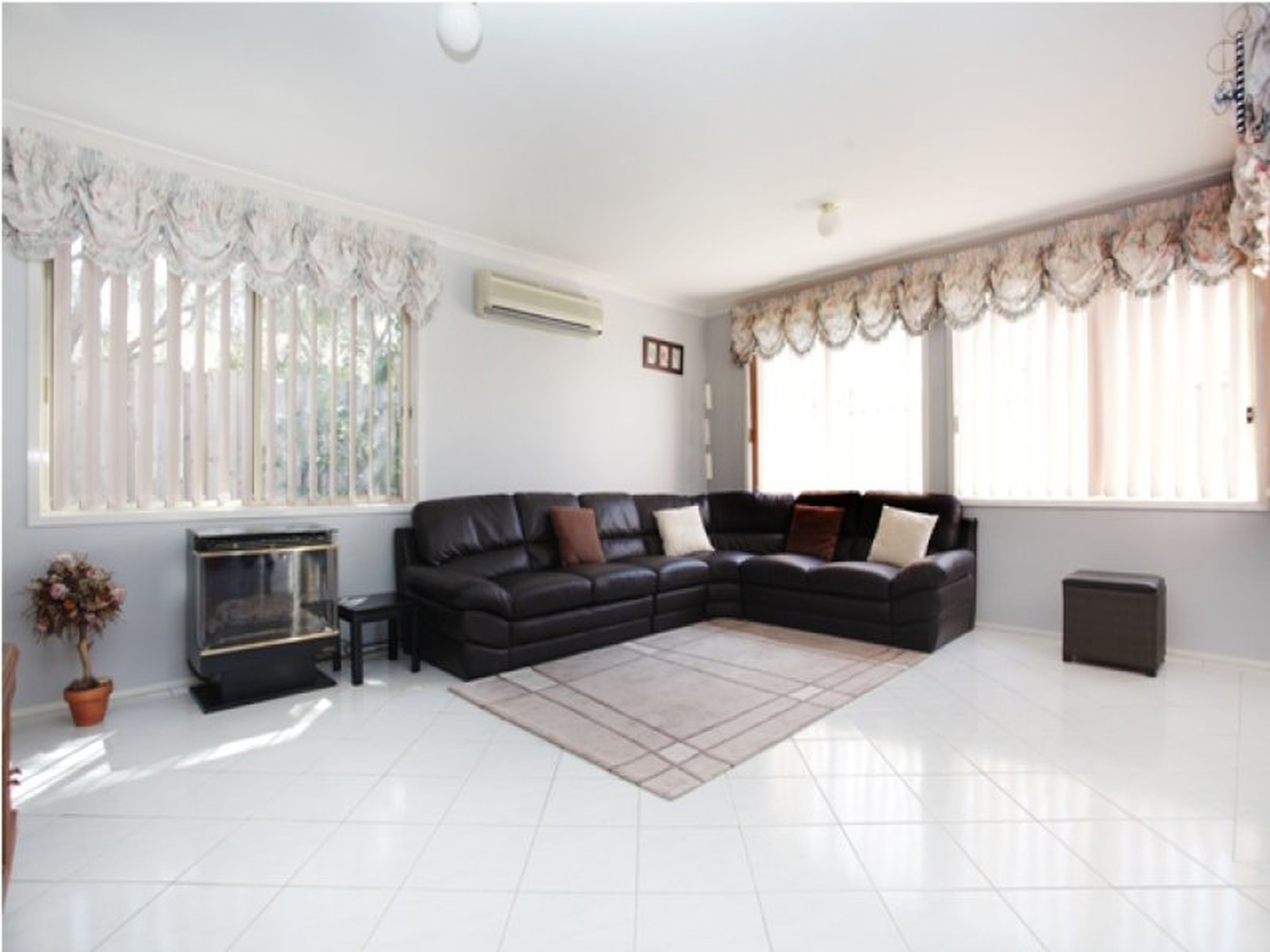 27 Muru Drive, GLENMORE PARK