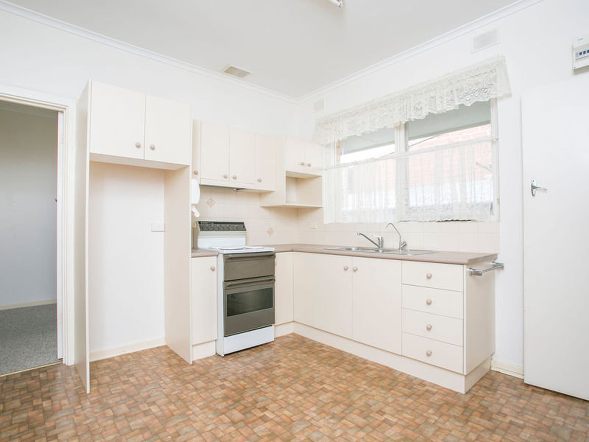 9 / 2 First Avenue, Glenelg East