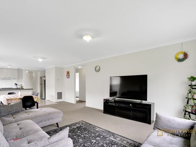 8 Gunyong Crescent, Manor Lakes