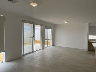 7 Roebuck Blvd, Eglinton