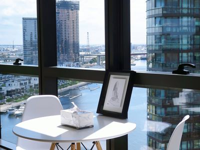 Stylish Apartment on High Level with Views, Docklands