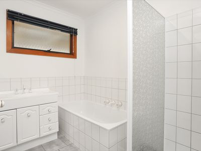 7-9 Burlington Crescent, Leopold