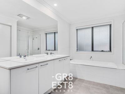 51 AQUATIC DRIVE, Cranbourne West