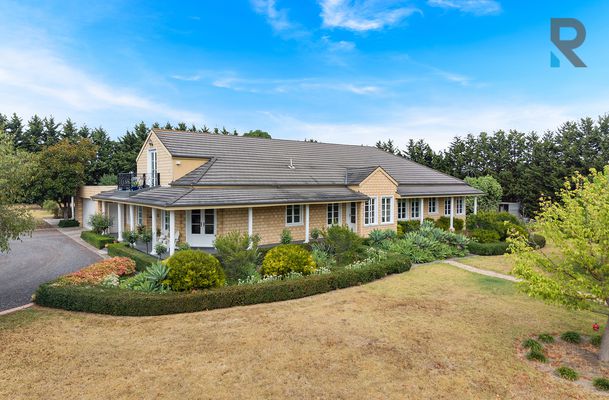 8 Pine Grove, Mickleham