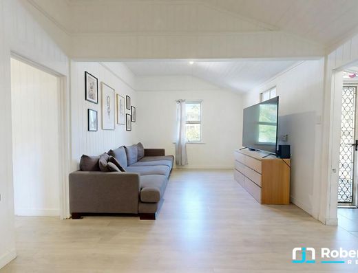 Renovated queenslander in the heart of Boreen Point. image 6