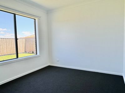 8 Interlaken Avenue, Manor Lakes