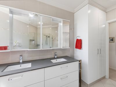 16 Bella Vista Drive, Lake Wyangan