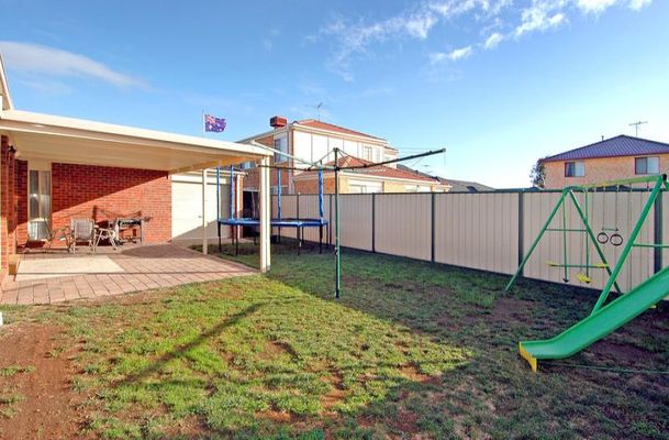 8 Glama Court, Roxburgh Park