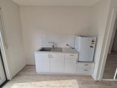 Room 9 / 98 Commercial Road , Footscray