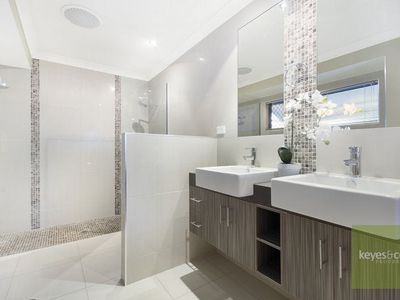 13 Waterlily Circuit, Douglas
