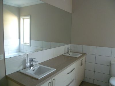 2 / 20 Station Lake Road, Lara