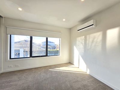 17 / 47 Waterhaven Boulevard, Point Cook