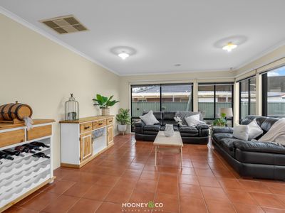 2 Oak Post Place, Cranbourne East
