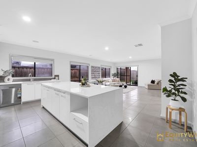 3 Farmingdale Street, Manor Lakes