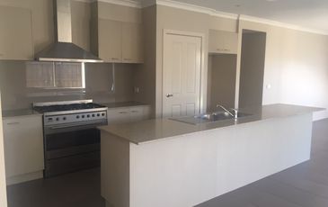 21 Peridot Avenue, Officer