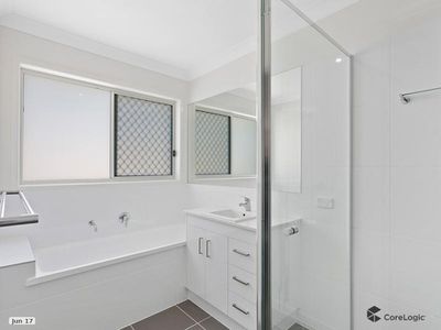 5 Apple Berry Avenue, Coomera