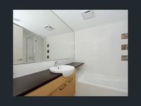 10 Grand Pde  , Kawana Island