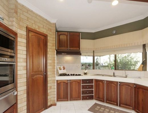 Spacious Family Home with Timeless Charm & Versatile Living – Ideal Location! Front gardening included