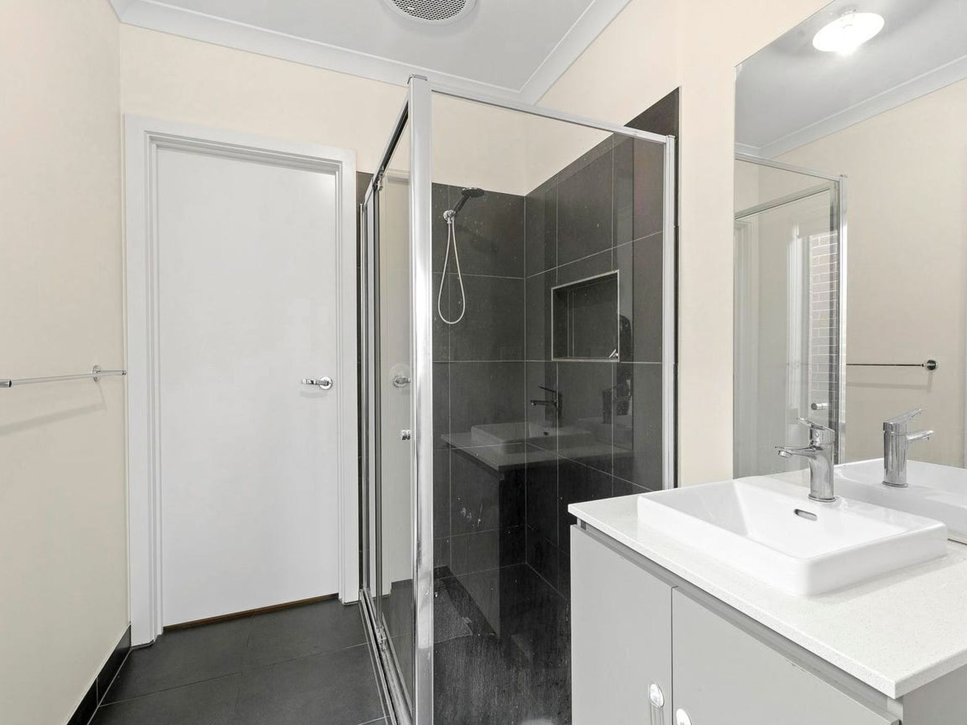 98 Opal Drive, Leopold