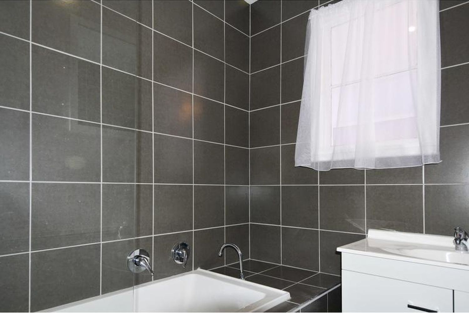 4 Lynott Street, Horsham