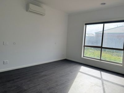 85 Plane Avenue, Mambourin