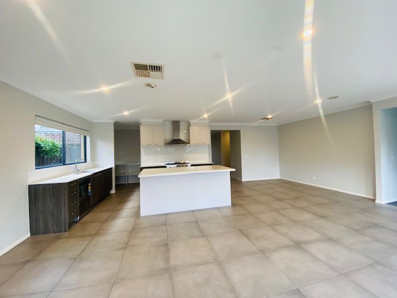 15 Emblem Street, Tarneit
