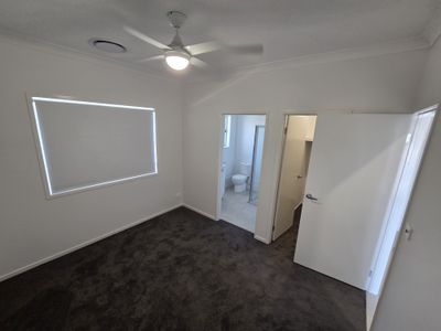 2/243 Settlers Boulevard, Chisholm