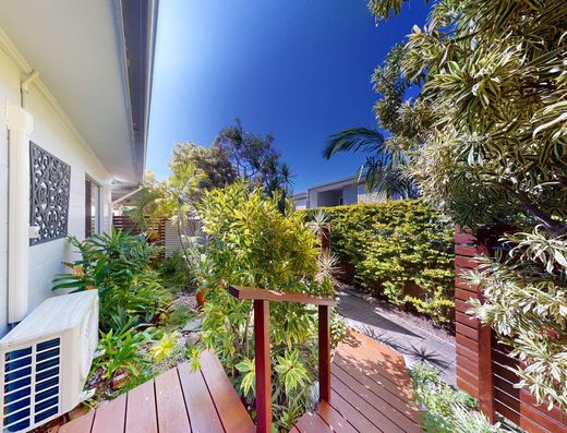 Refurbished and Close to Town in Tewantin image 10