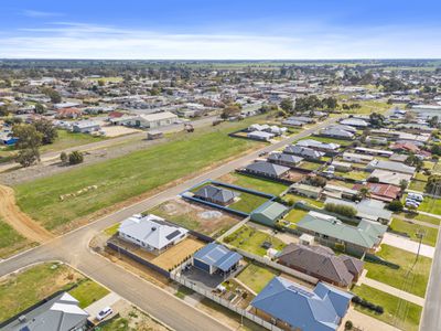 30 Lewis Crescent, Finley