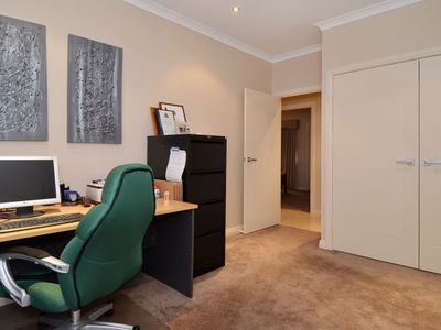 5 Buchanan Court, Somerville