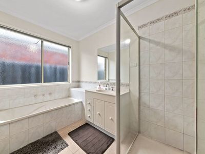 12 Menindee Terrace, Narre Warren South