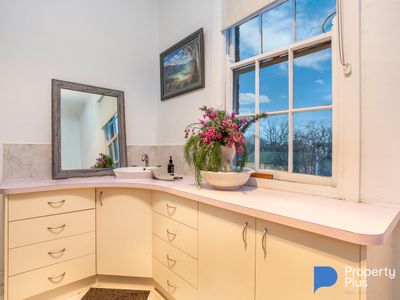 100 Railway Road, Elmore
