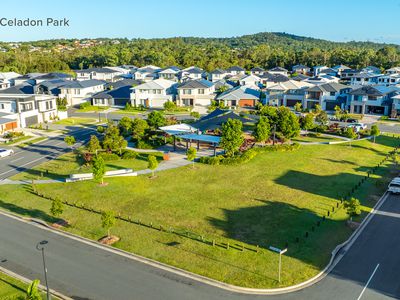 90 Emerald Drive, Helensvale