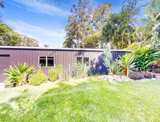 Renovated Queenslander - A Minute Walk to the Lake image 21