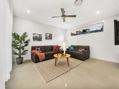 5 Commodore Place, Manly West