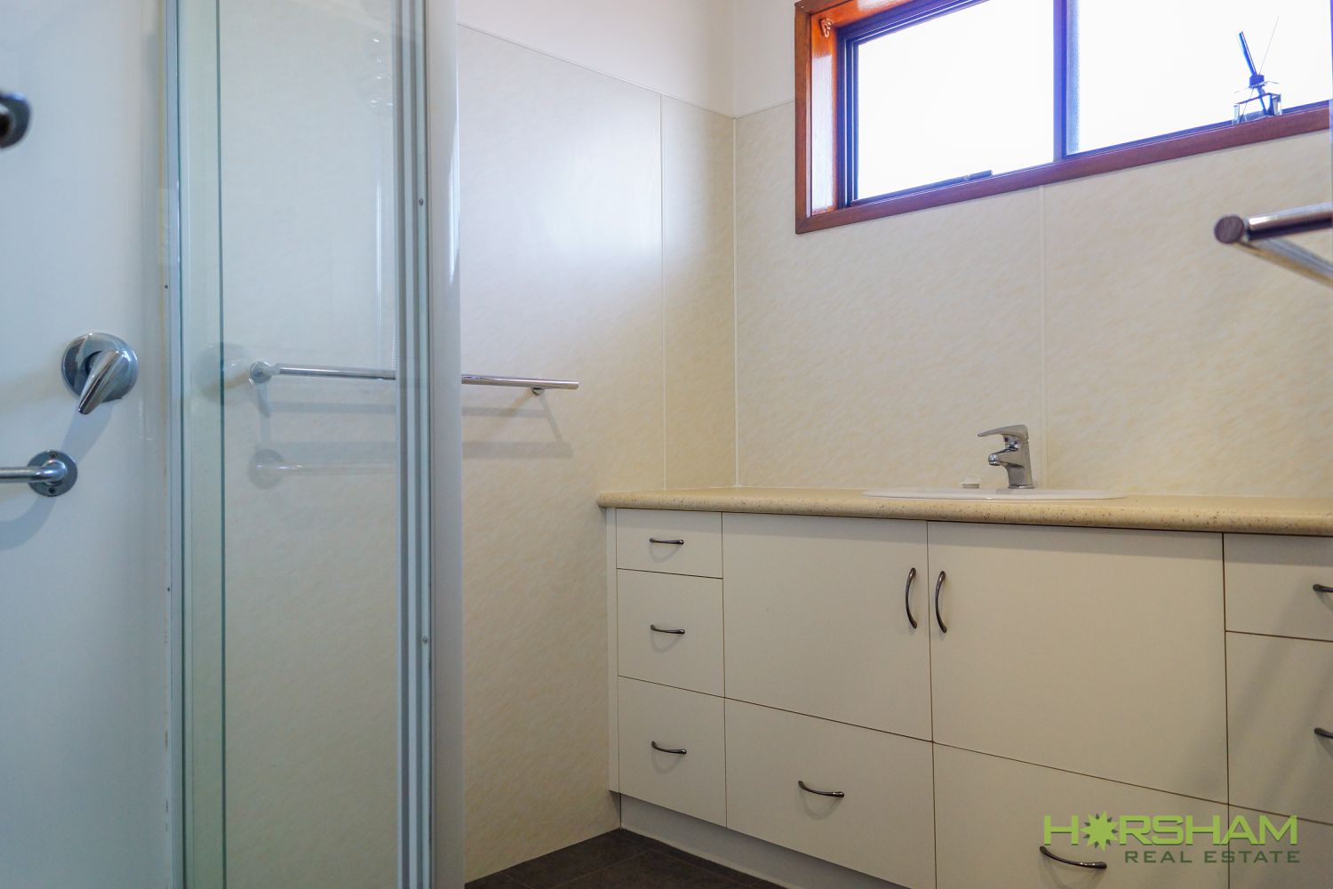 1 / 4 Searle Street, Horsham
